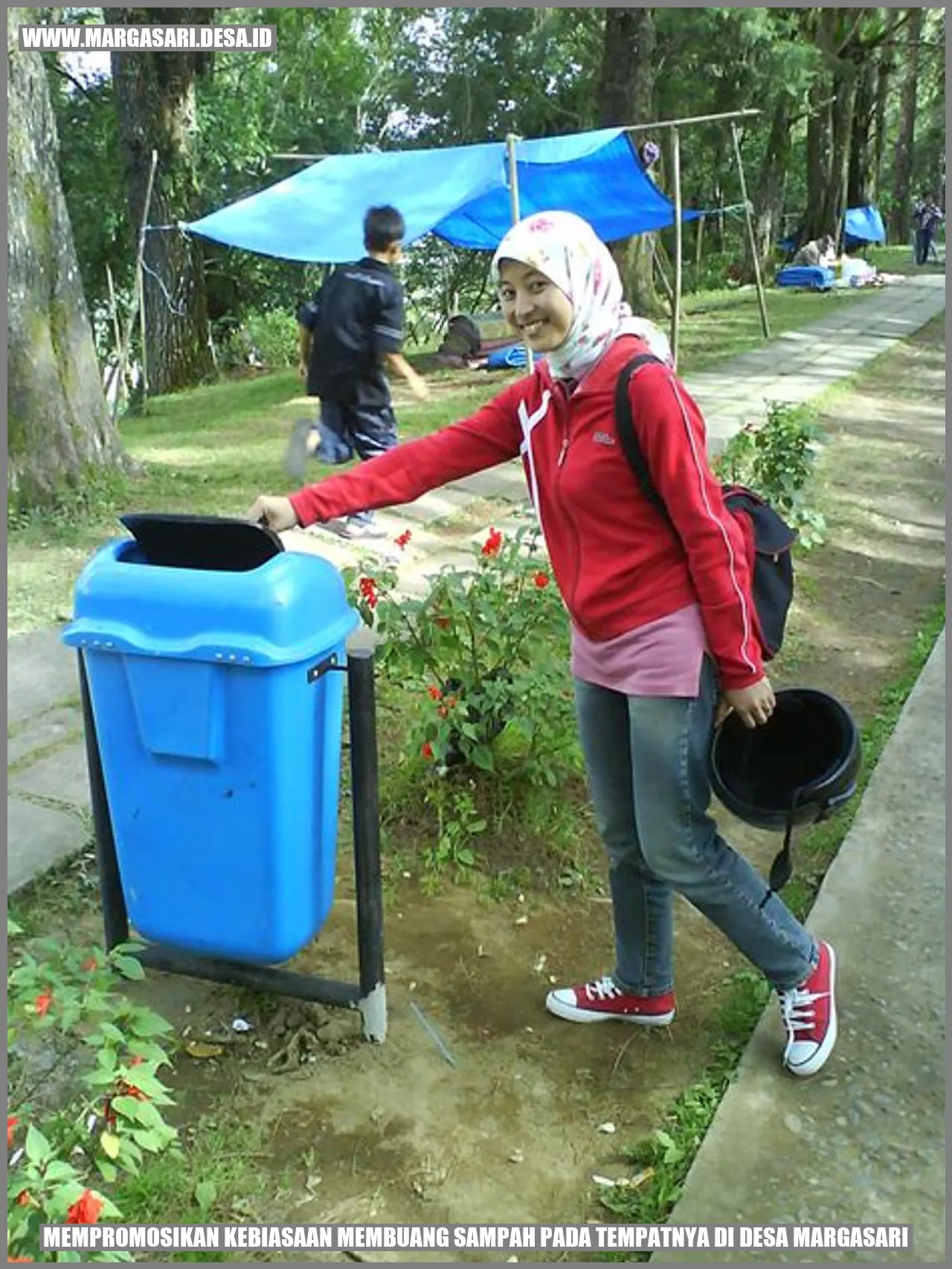 Membuang sampah pada tempatnya