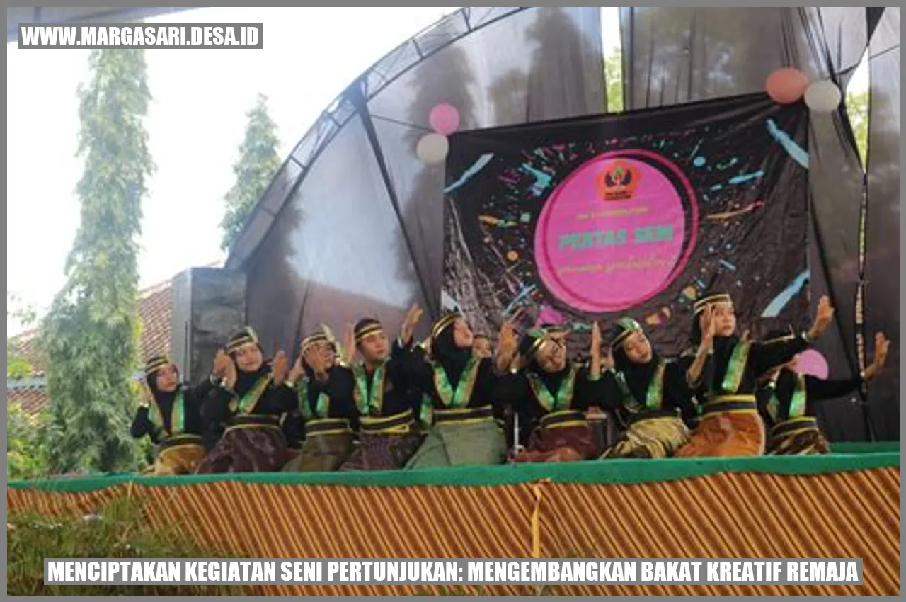 Remaja Tampil di Panggung