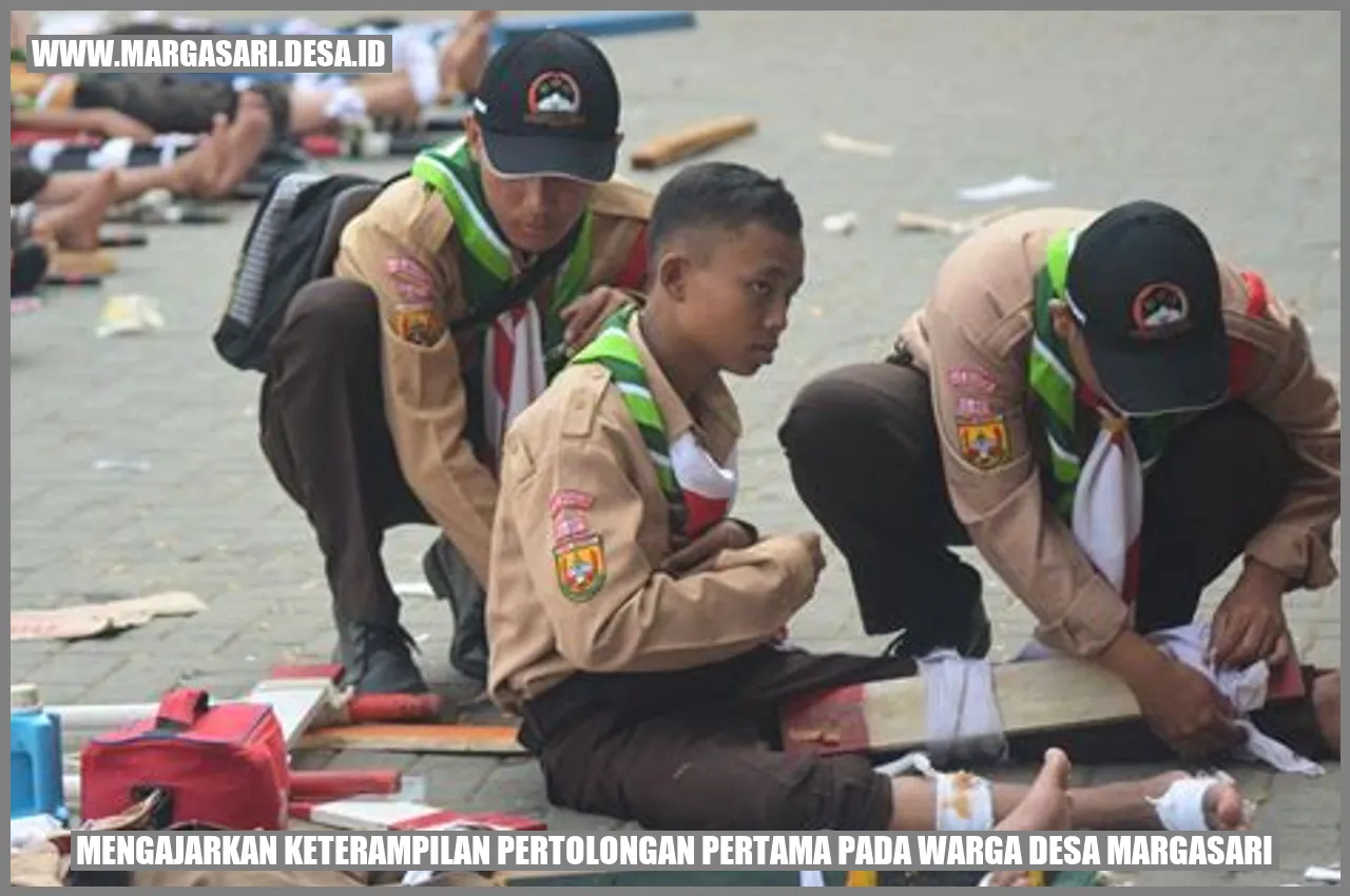 Mengajarkan Keterampilan Pertolongan Pertama pada Warga Desa Margasari